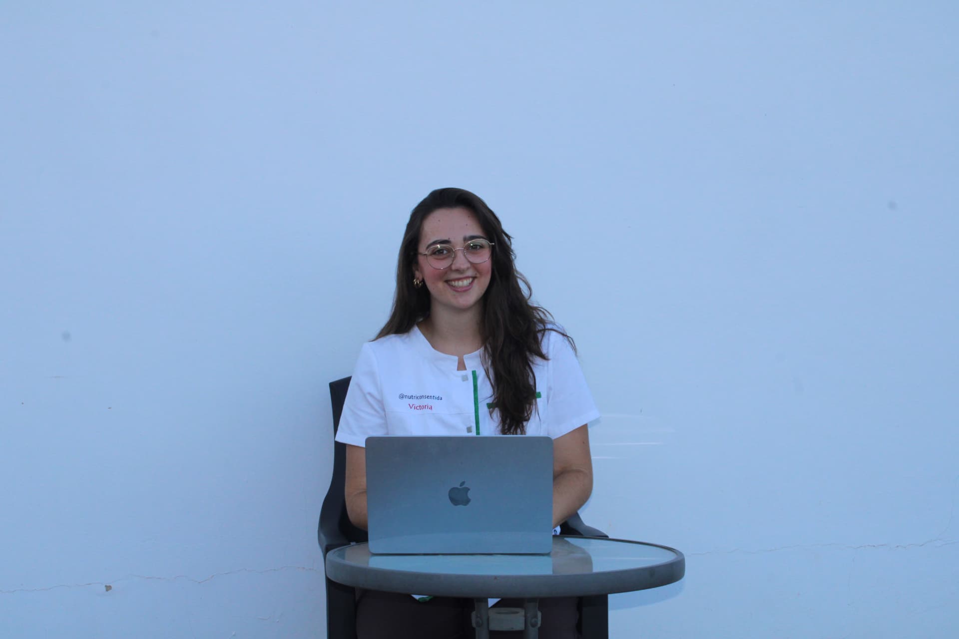 Victoria trabajando con su portátil durante una consulta de nutrición online